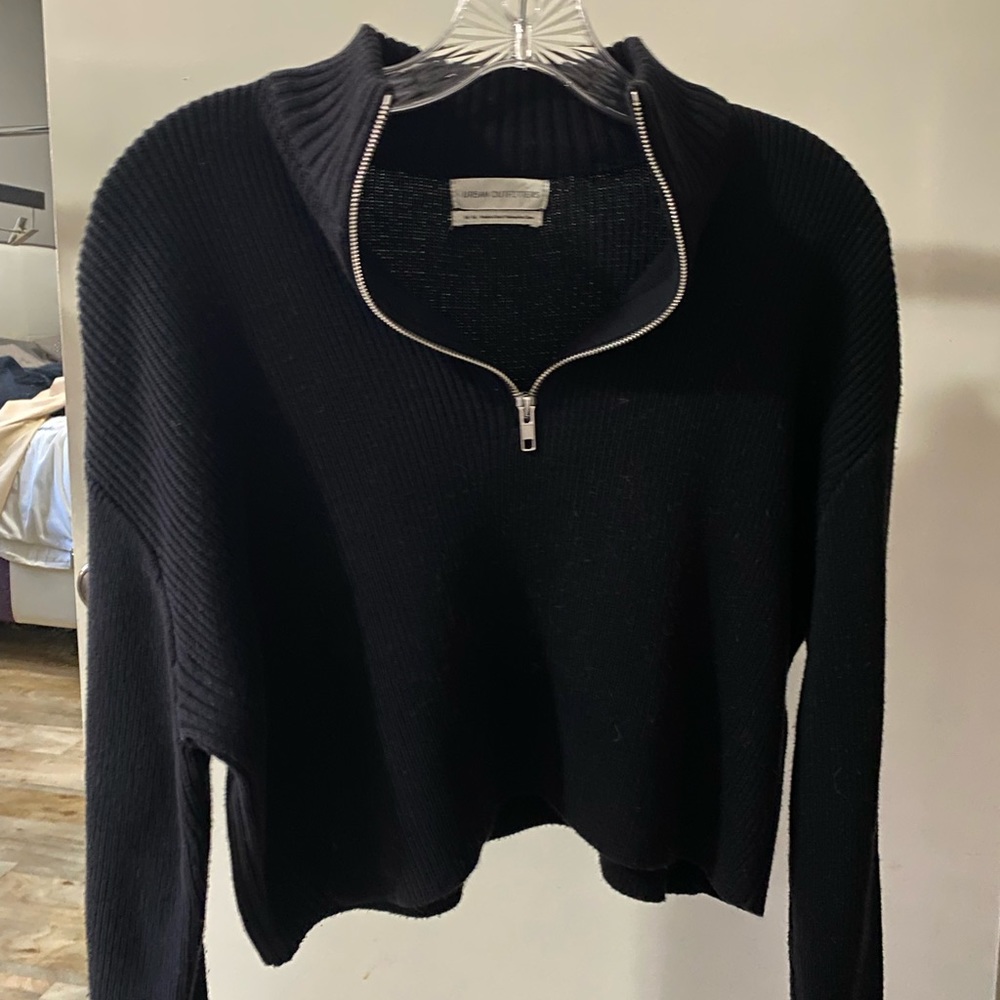 UBRAN OUTFITTERS BLACK CROP SWEATER